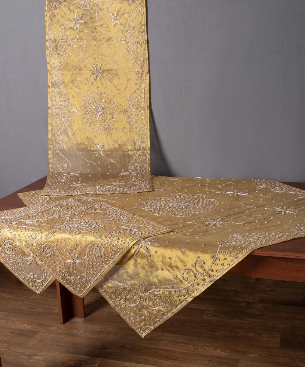 Σετ 4 τεμαχίων (100cm x 100cm, 45cm x 105cm, 2x42cm x 42cm) Ερατώ Χρυσό Σετ 4 τεμαχίων (100cm x 100cm, 45cm x 105cm, 2x42cm x 42cm) Ερατώ Χρυσό