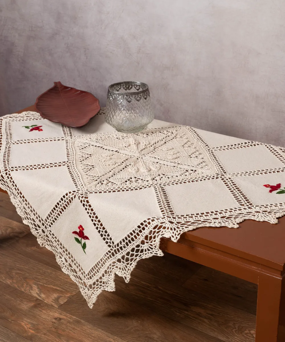 Καρέ με πλεκτό και απλικέ (90cm x 90cm) 030 κόκκινο λουλούδι Καρέ με πλεκτό και απλικέ (90cm x 90cm) 030 κόκκινο λουλούδι